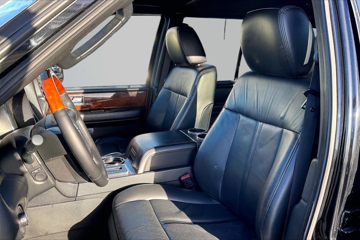 Used 2016 Lincoln Navigator Select RWD image 25