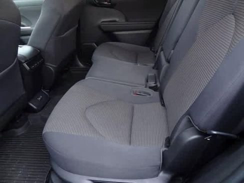 Used 2023 Toyota Highlander LE image 18