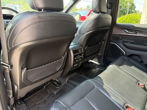 Used 2023 Jeep Grand Cherokee Overland AWD/4WD image 46