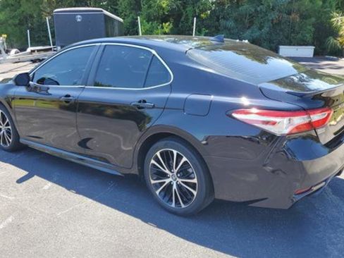 Used 2020 Toyota Camry SE image 3