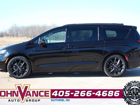 Used 2025 Chrysler Pacifica Limited image 7