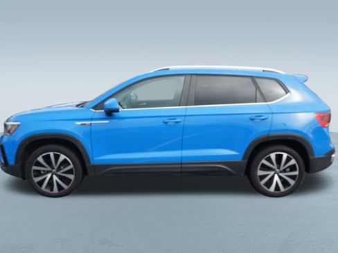 Used 2023 Volkswagen Taos SE w/ Panoramic Sunroof Package image 4