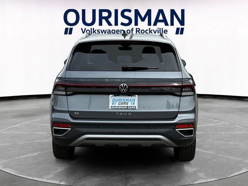 Used 2025 Volkswagen Taos SE w/ Panoramic Sunroof Package FWD image 5