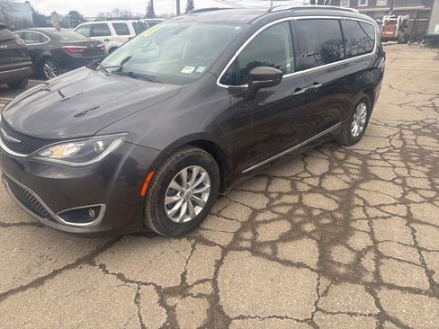 Used 2018 Chrysler Pacifica Touring-L image 17