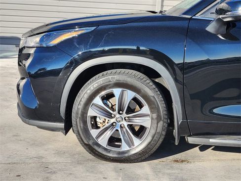 Used 2022 Toyota Highlander XLE image 9