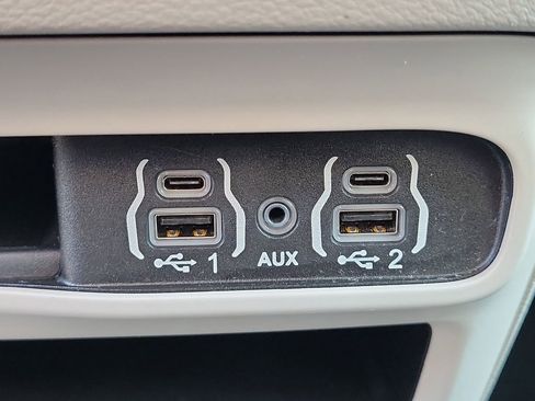 Used 2024 Chrysler Pacifica Touring-L image 25