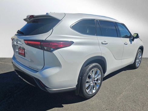 Used 2023 Toyota Highlander Limited image 3
