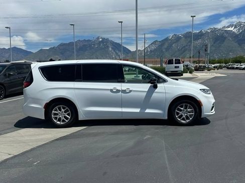 Used 2024 Chrysler Pacifica Touring-L FWD image 26