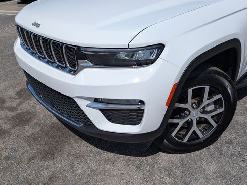 Used 2024 Jeep Grand Cherokee Limited w/ MOPAR Finishing Package image 13