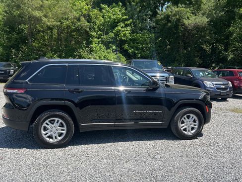 Used 2022 Jeep Grand Cherokee Altitude AWD/4WD image 8