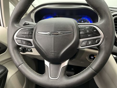 Used 2024 Chrysler Pacifica Touring-L image 14