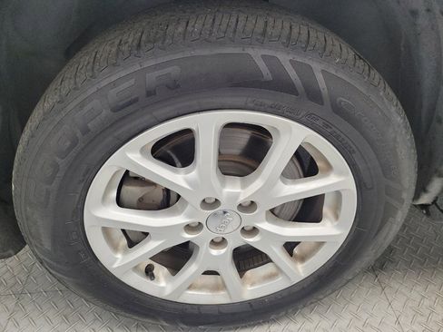 Used 2018 Jeep Cherokee Latitude Plus w/ Comfort/Convenience Group image 31