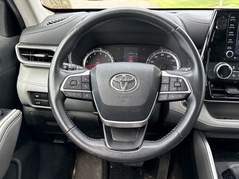 Used 2022 Toyota Highlander LE AWD/4WD image 20