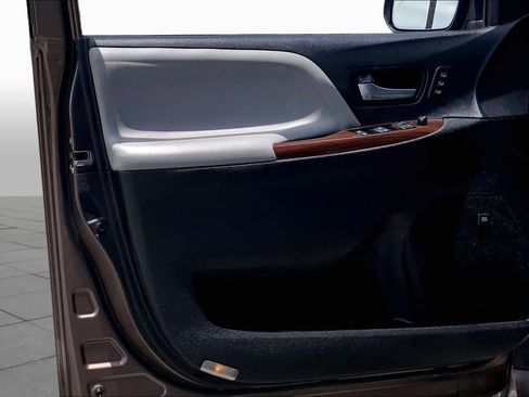 Used 2018 Toyota Sienna Limited FWD image 21