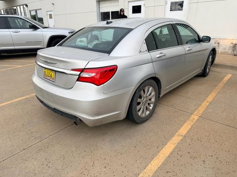 Used 2011 Chrysler 200 Touring FWD image 3
