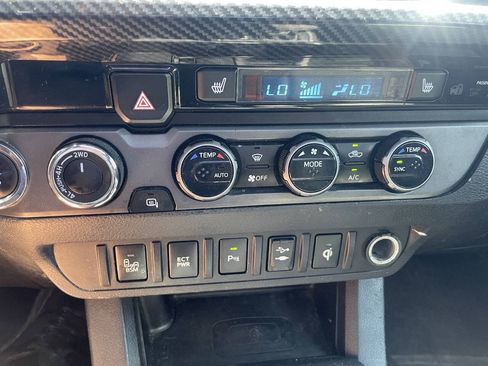 Used 2017 Toyota Tacoma TRD Off-Road w/ Premium & Technology Package AWD/4WD image 24