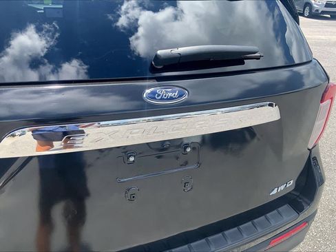 Used 2023 Ford Explorer XLT w/ Equipment Group 202A AWD/4WD image 31