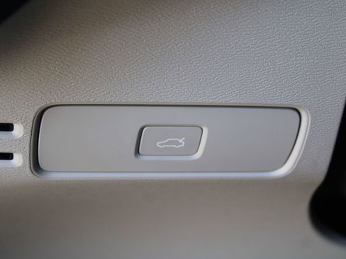 Used 2023 Volvo XC40 B5 Plus w/ Protection Package Premier image 26