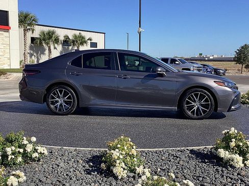 Used 2023 Toyota Camry SE image 4
