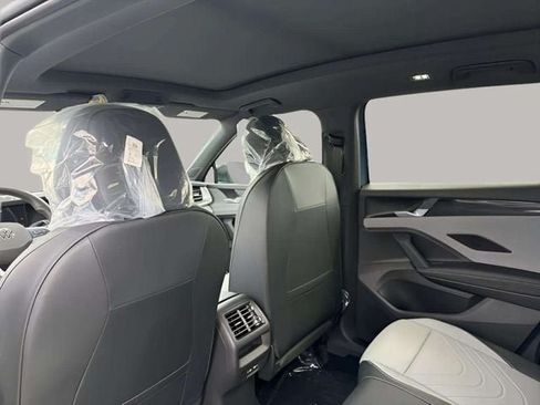 New 2026 Volkswagen Tiguan SE R-Line FWD image 8