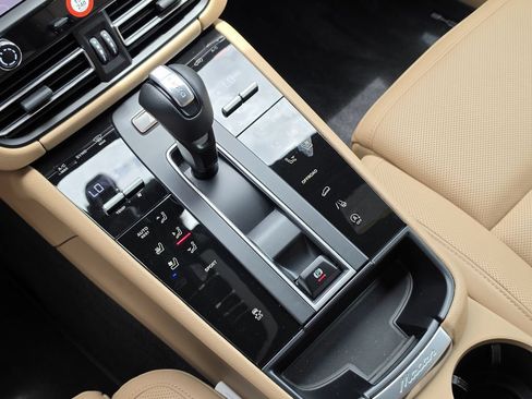 Used 2026 Porsche Macan AWD/4WD image 25