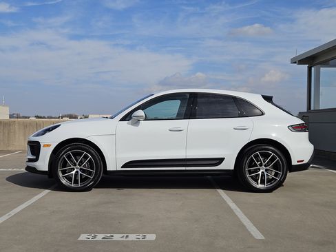 Certified 2025 Porsche Macan image 2