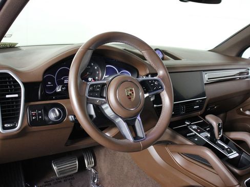 Certified 2023 Porsche Cayenne S AWD/4WD image 4