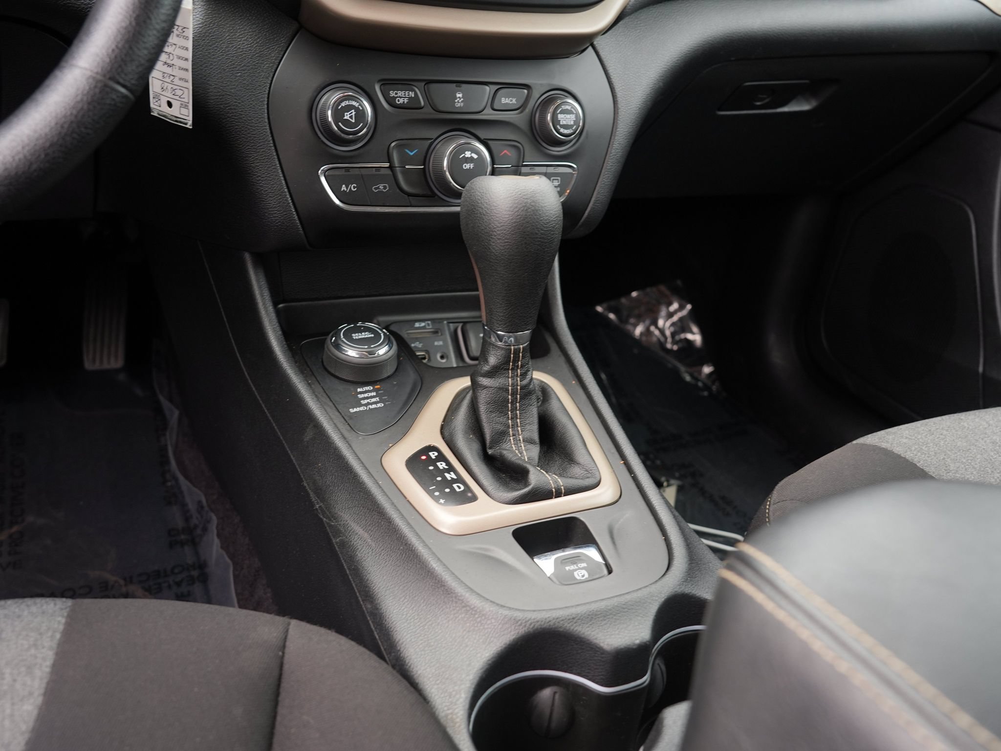 Used 2018 Jeep Cherokee Latitude w/ Safety Group AWD/4WD image 24