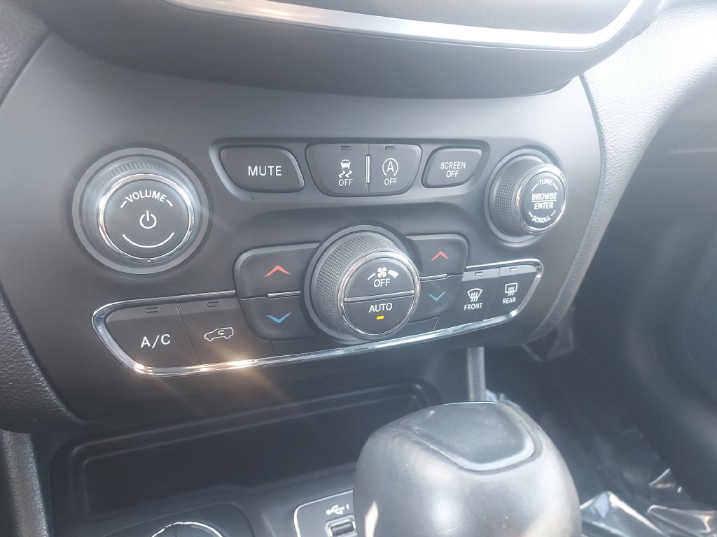 Used 2019 Jeep Cherokee Trailhawk w/ Cold Weather Group AWD/4WD image 16