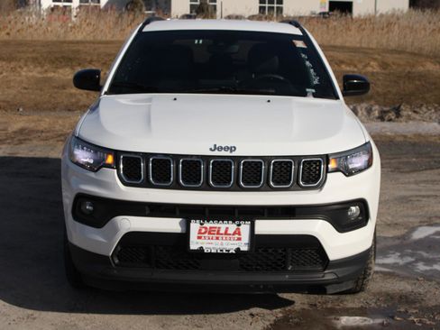 Used 2024 Jeep Compass Latitude image 2