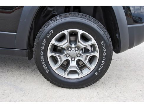 Used 2022 Jeep Cherokee Trailhawk AWD/4WD image 31