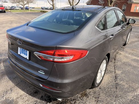 Used 2020 Ford Fusion SE image 3