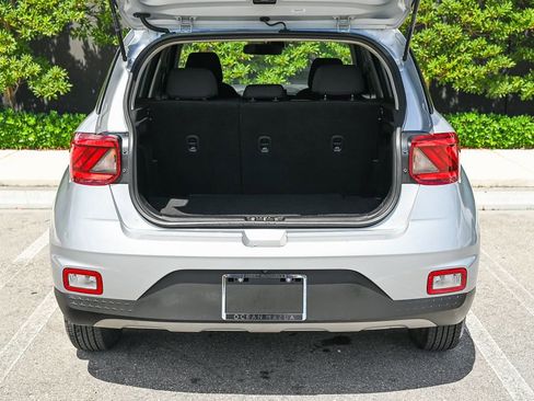 Used 2023 Hyundai Venue SE FWD image 10