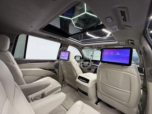 Used 2025 Cadillac Escalade ESV Sport Platinum image 43