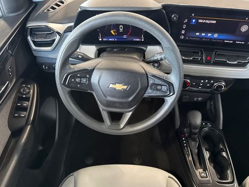 Used 2025 Chevrolet TrailBlazer LT AWD/4WD image 16