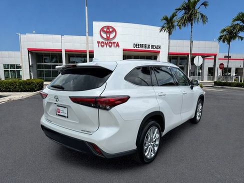 Used 2023 Toyota Highlander Limited FWD image 6