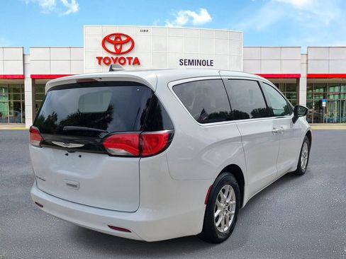 Used 2023 Chrysler Voyager LX FWD image 3
