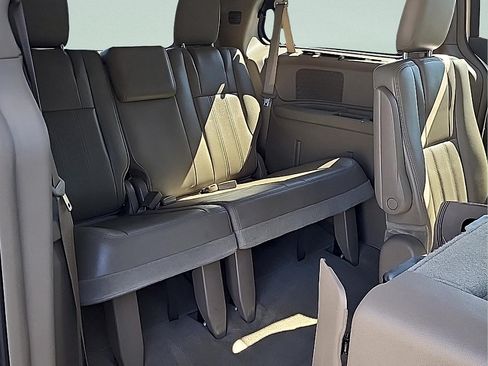 Used 2015 Chrysler Town & Country Touring w/ Driver Convenience Group FWD image 12