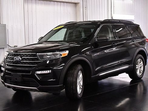 Used 2022 Ford Explorer XLT w/ Equipment Group 202A image 3