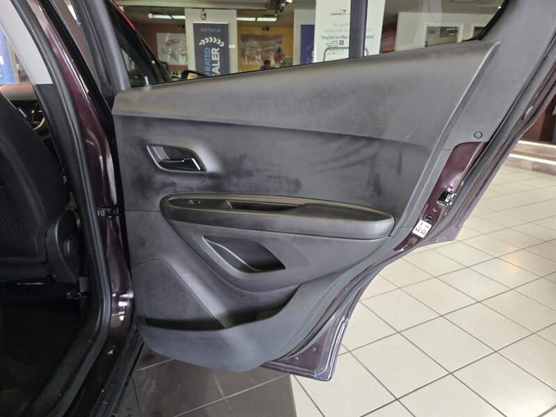 Used 2020 Chevrolet Trax LT w/ LT Convenience Package FWD image 15