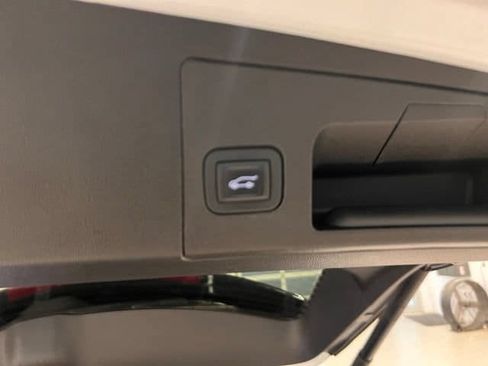 Used 2018 Cadillac XT5 Premium Luxury w/ Driver Assist Package AWD/4WD image 9