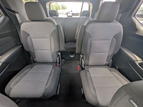 Used 2023 Chevrolet Traverse LT FWD image 34