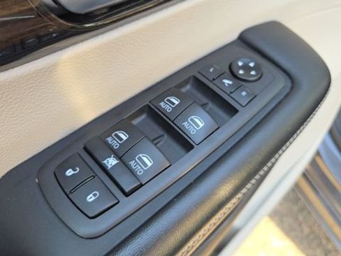 Certified 2021 Chrysler Pacifica Limited image 9