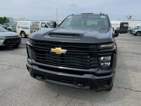 Used 2025 Chevrolet Silverado 2500 Custom w/ Custom Value Package image 5