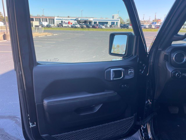 Used 2022 Jeep Wrangler Unlimited Sahara w/ Cold Weather Group AWD/4WD image 17