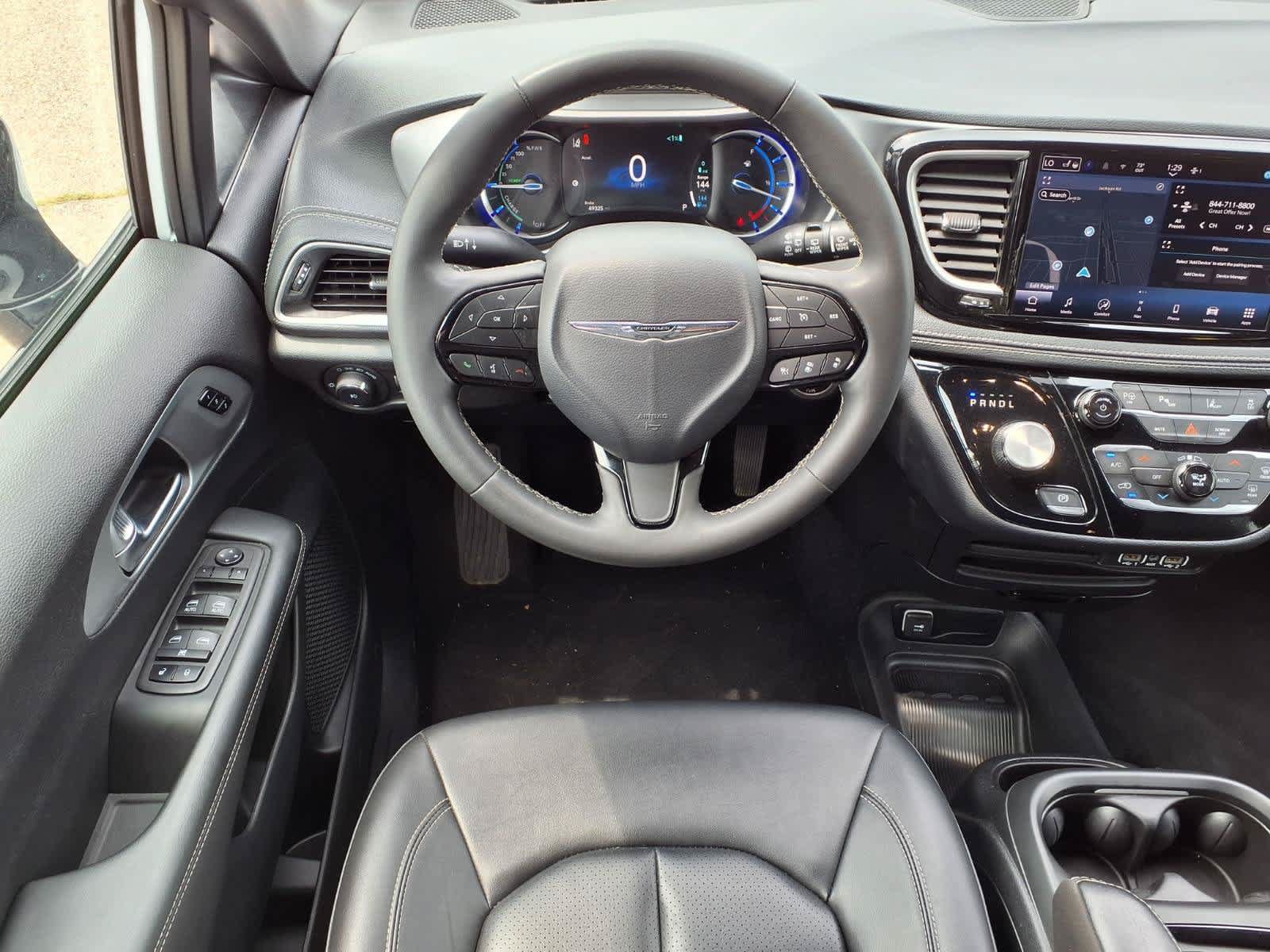 Used 2024 Chrysler Pacifica Limited FWD image 13