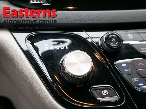 Used 2021 Chrysler Voyager L FWD image 12