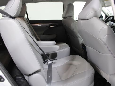 Used 2021 Toyota Highlander Limited image 26