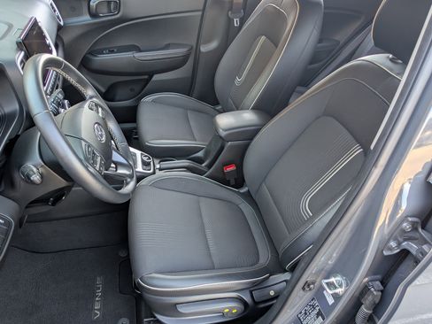 Used 2024 Hyundai Venue Limited image 15