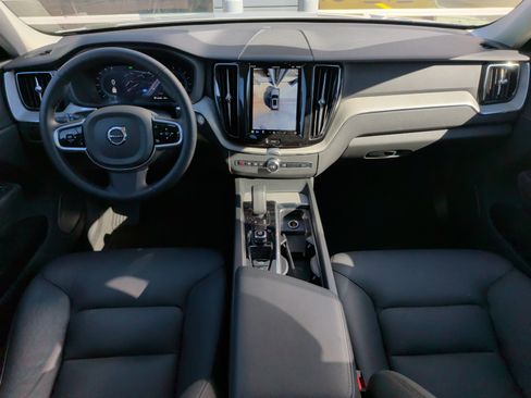 Used 2025 Volvo XC60 B5 Plus image 18